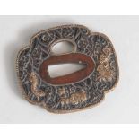 Tsuba, Japan, wohl späte Edo-Periode, Kupfer/Kupferlegierung mit Goldauflage. Mit Drachenmotiv