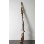 Dekorative Wandgarderobe in Form eines Steinschloßgewehres. L. ca. 132 cm.
