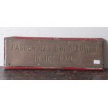 Schwere Kupferplatte auf Holz montiert wohl 1. Hälfte 20. Jahrh. Aufschrift Passengers not allowed
