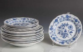 Konvolut Zwiebelmuster, Porzellan, bestehend aus: a) 7 großen Tellern, blaue Schwertermarke (4