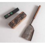 Konvolut, 3 Teile China, um 1900, bestehend aus: 2 Siegel, ca. 8 und 6,7 cm und 1 Rasiermesser?,