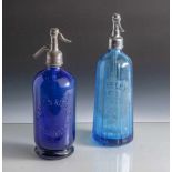 2 Siphonflaschen, um 1900, blaues Pressglass mit Prägung bzw. Ätzung und Zinkmontierung. a) Maison