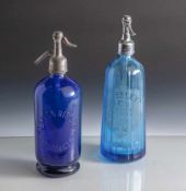 2 Siphonflaschen, um 1900, blaues Pressglass mit Prägung bzw. Ätzung und Zinkmontierung. a) Maison