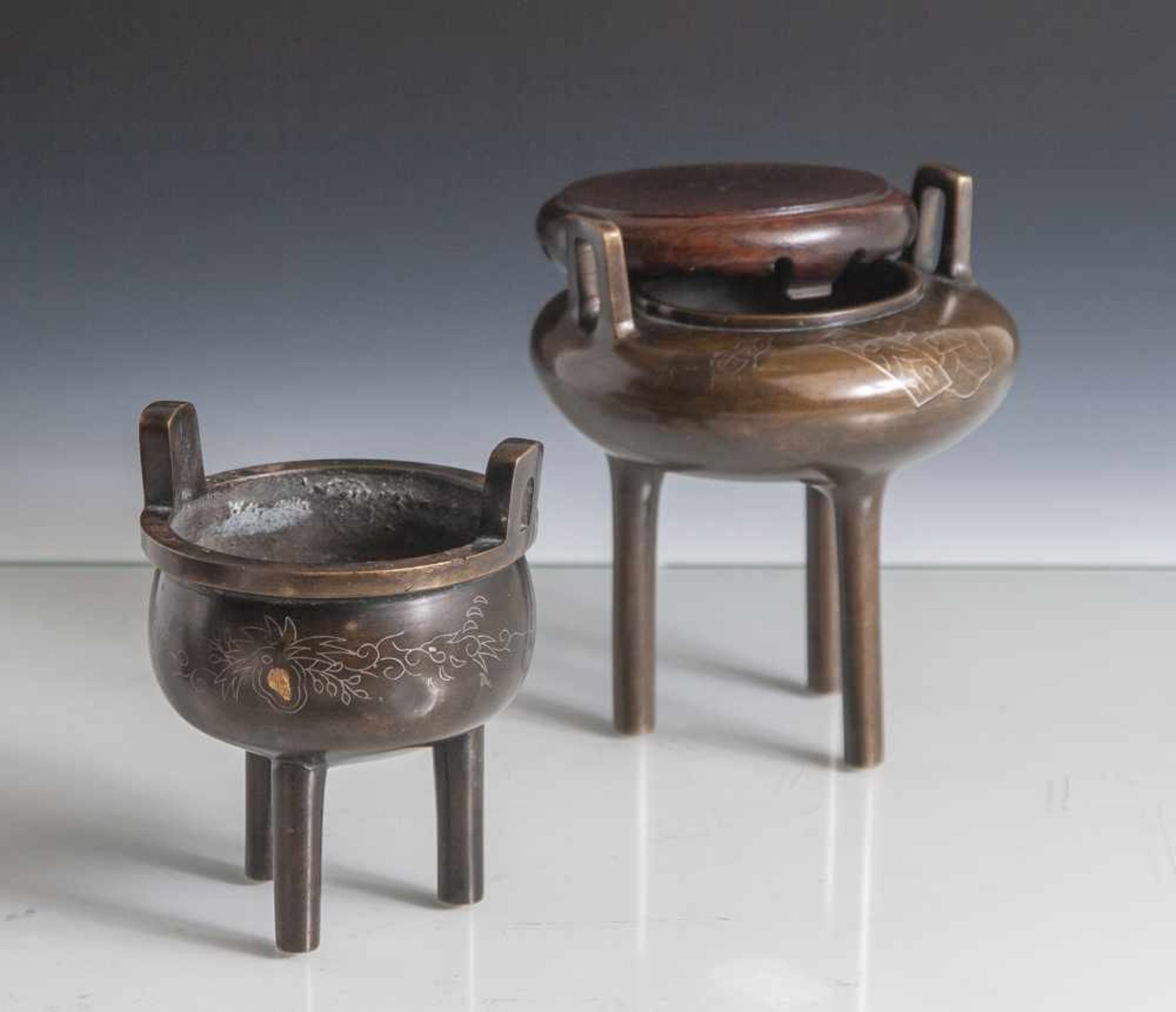 Zwei Weihrauchbrenner in Ding-Form, China, wohl 19. Jahrhundert, Bronze mit feiner