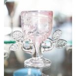 Kelchglas, Entwurf Paula Bartron (geb. 1946), farbloses Glas mit rosafarbenen Einschmelzungen,