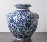 Bodenvase, China, 20. Jahrhundert, bauchige Form mit mehrfach abgesetztem Hals. Seitlich mit