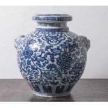 Bodenvase, China, 20. Jahrhundert, bauchige Form mit mehrfach abgesetztem Hals. Seitlich mit