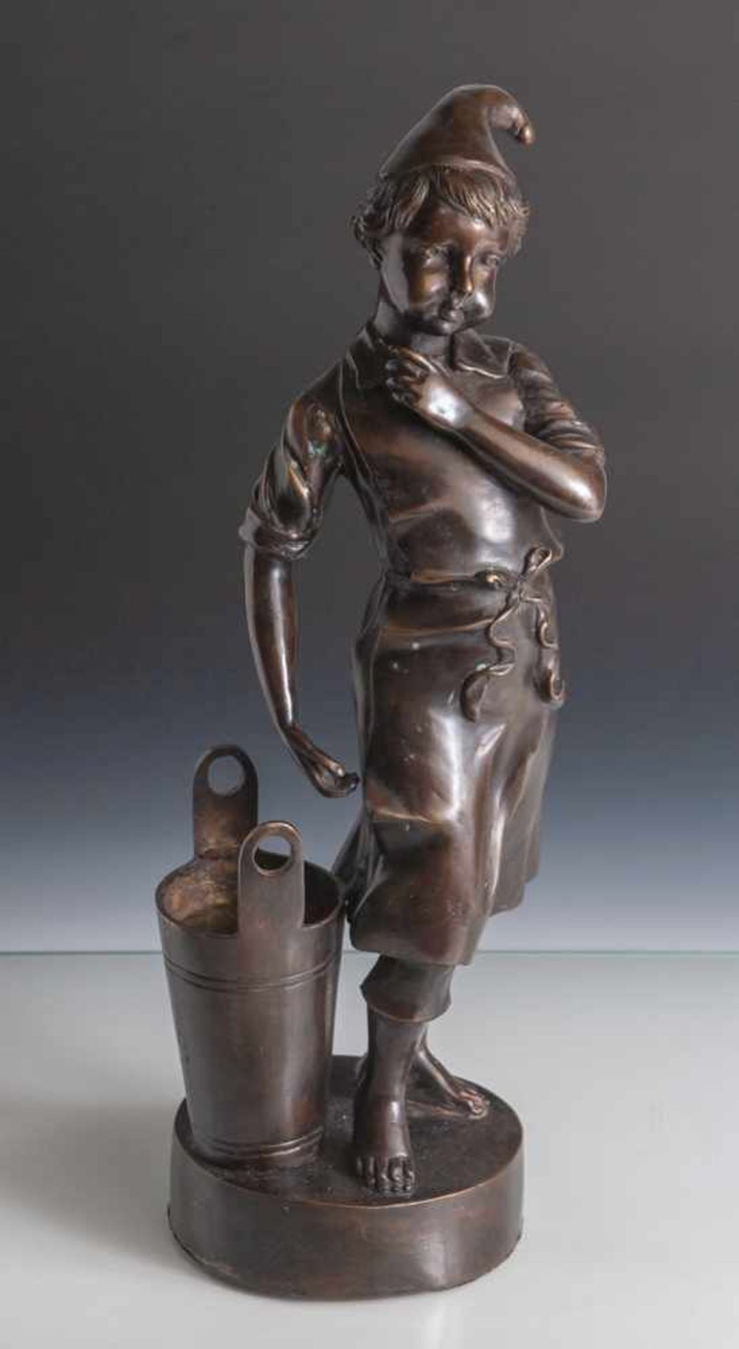 Knabe mit Holzbütte, Bronze, dunkel patiniert, rs. auf dem Sockel geprägt "Elna Borch".
