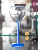 Weinglas, farbloses Glas, Fuß u. Schaft opak blau überfangen, Kuppa mit blauem Mündungsrand. H.