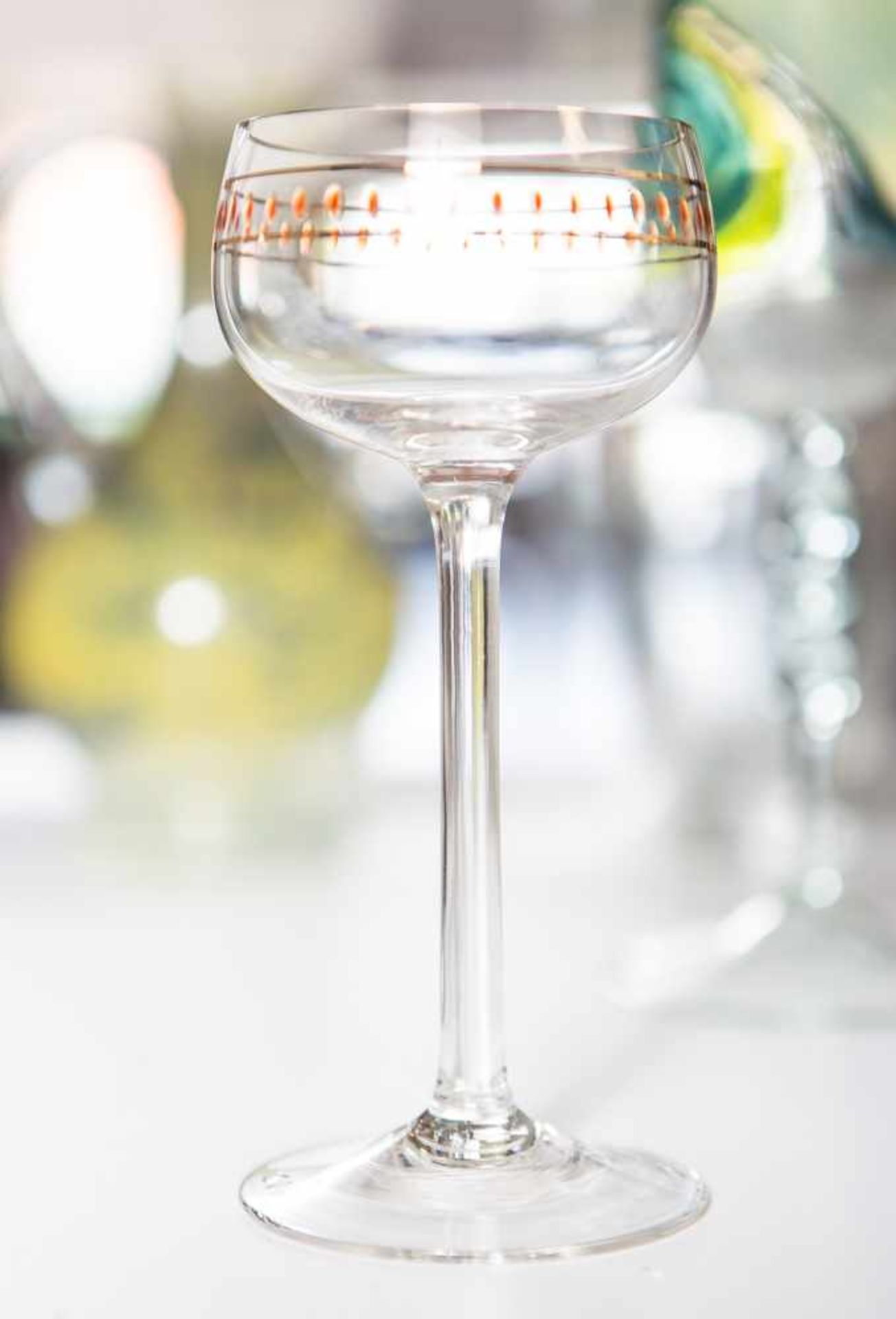 Weinglas, farbloses Glas, Kuppa mit Goldrand u. rötlichem Emailpunktdekor. H. ca. 15,7 cm,