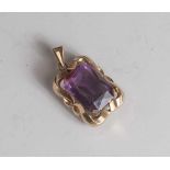 Anhänger mit Amethyst, Gelbgold 585, ausgefasst mit 1 gr. Amethyst im Smaragdschliff, ca. 20 x 15