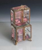 Miniatur-Glasvitrine, um 1900, farbloses, geschliffenes Glas, Messingmontierung. Mitscharnierten