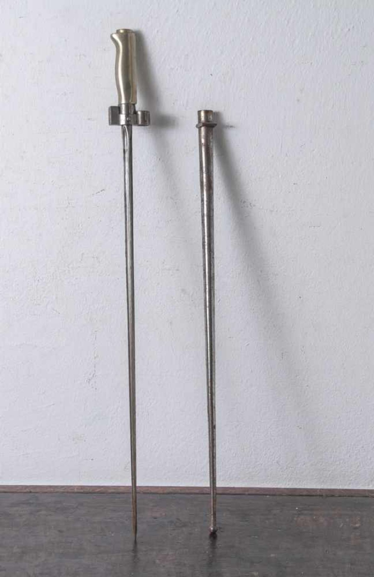 Lebelbajonett franz., Vierkantklinge, div. Abnahmestempel, mit orig. Scheide, Länge 65 cm,guter