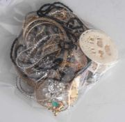 Posten Modeschmuck, 13 unterschiedliche Ketten mit Anhängern. UnterschiedlicheAusführungen und