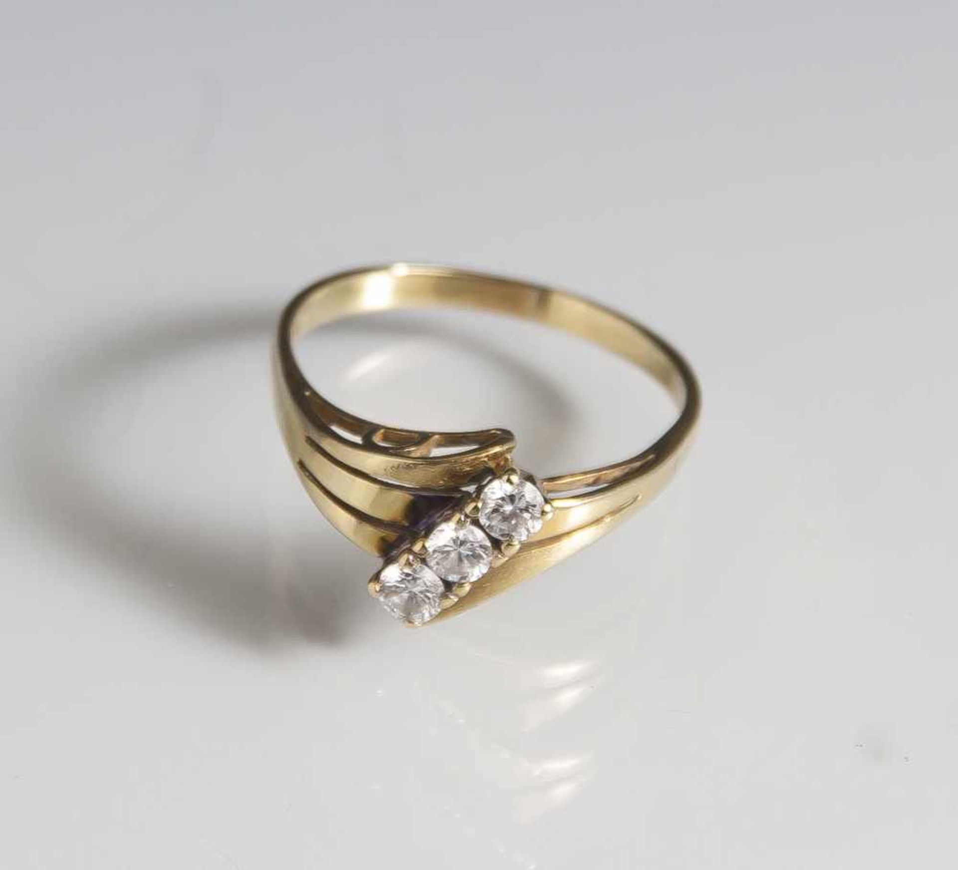 Damenring, Gelbgold 585, ausgefasst mit 3 Brillanten, ca. 0,30 ct/H/P2. Ringgröße: 59, ca.3 gr. (
