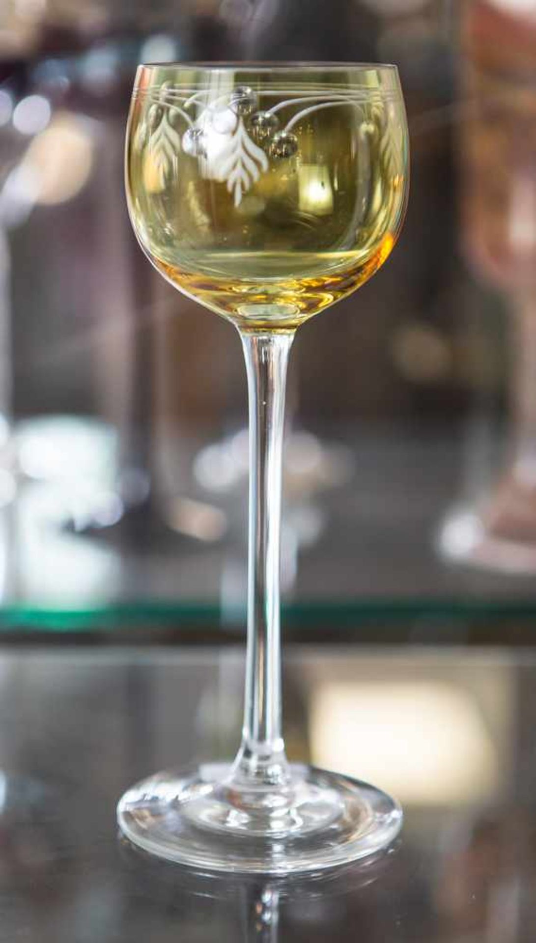 Stengelglas, farbloses Glas, gelb gefärbte Kuppa mit geschliffenem Beerendekor. H. ca.19,5 cm.