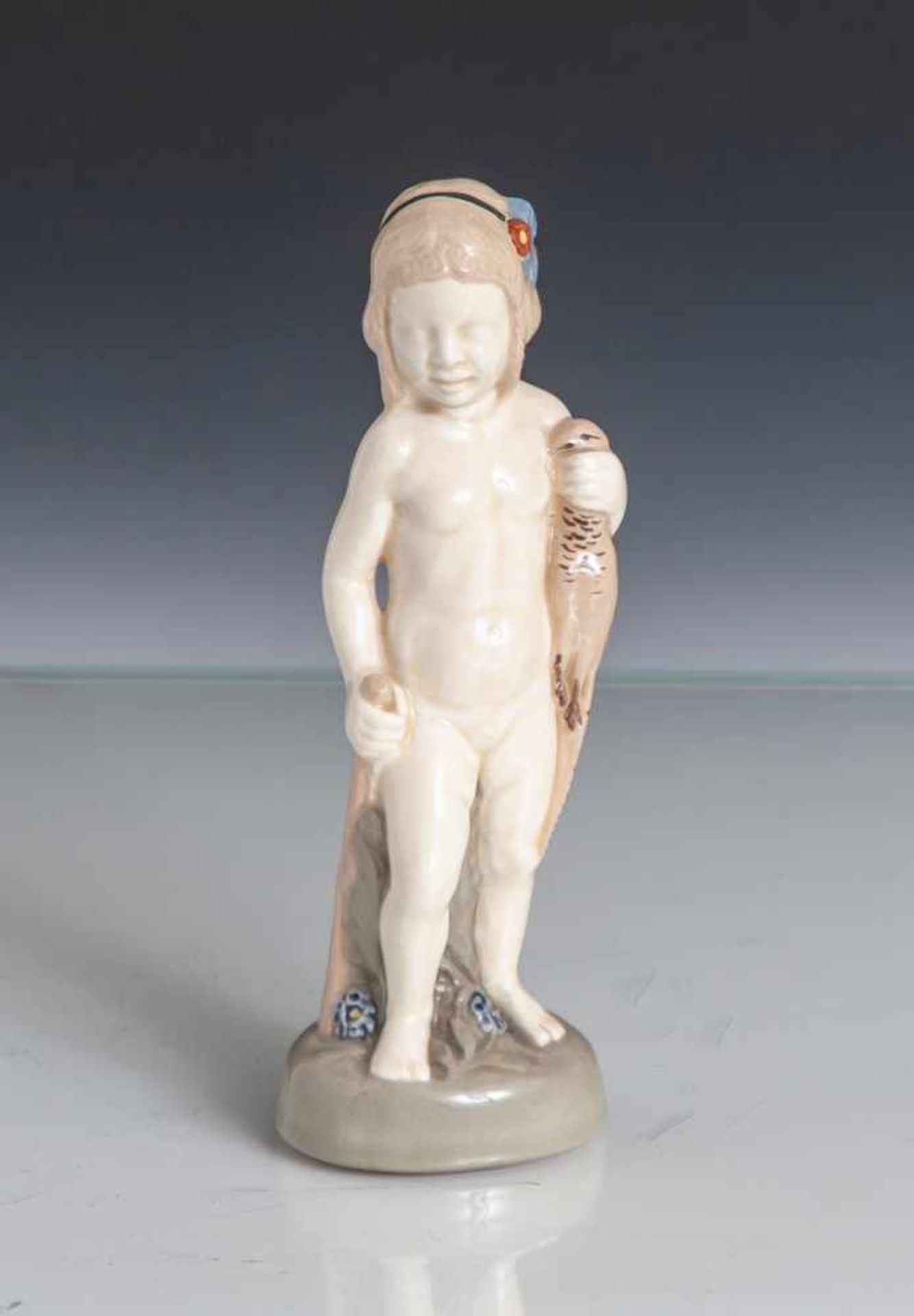 Figurine, Mädchen mit Gewehr u. totem Vogel, Bodenstempel K.A.W. um 1910, H: ca 14 cm.