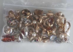 Posten Modeschmuck, 35 Paar Ohrschmuck, unterschiedl. Ausführungen und Materialien,vielfach Silber