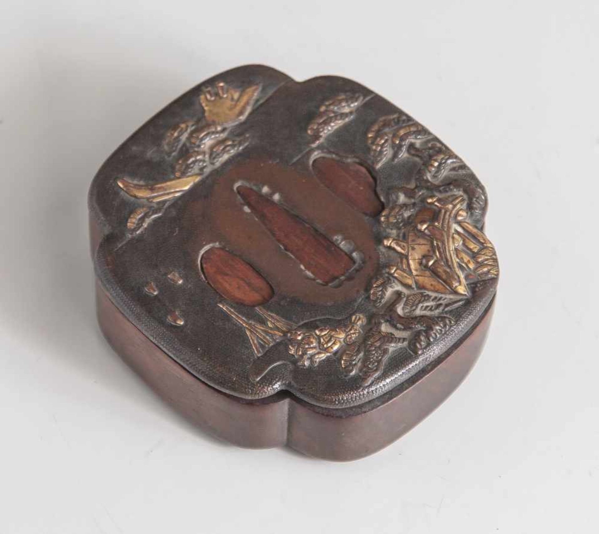 Tsuba, Japan, wohl späte Edo-Periode, Kupfer/Kupferlegierung mit Goldauflage.