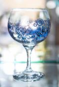Kelchglas, farbloses Glas, Fuß u. Kuppa mit polychromem aufgedrucktem Floraldekor. H. ca.17,7 cm.