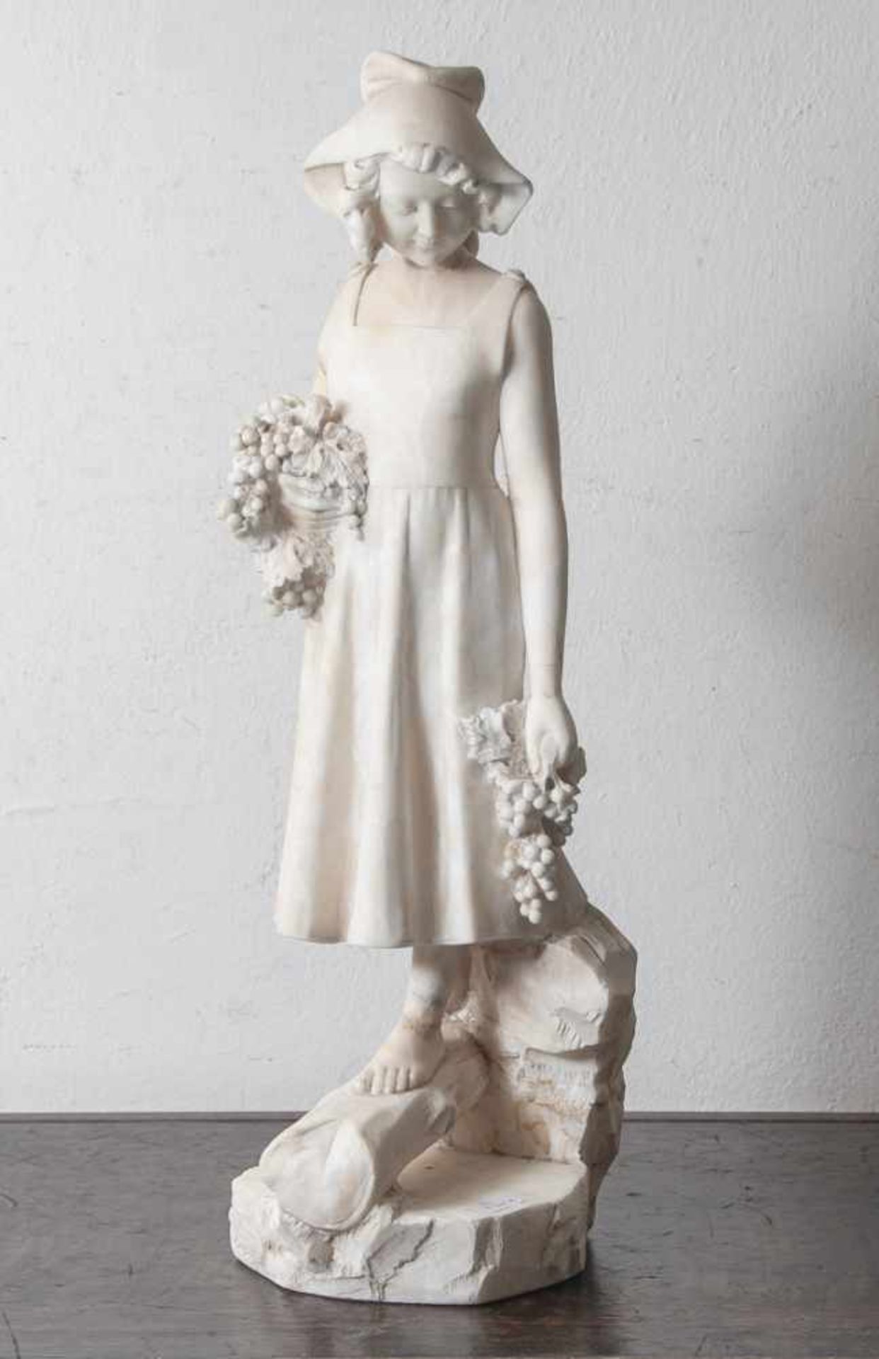 Figurine, wohl Frankreich, 19. Jahrhundert, Alabaster, stehendes Mädchen mit Weintraubenin den