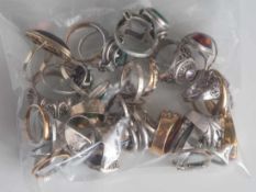 Posten Modeschmuck, 35 Ringe, unterschiedliche Ausführungen und Materialien. Größtenteilsmit Glas-