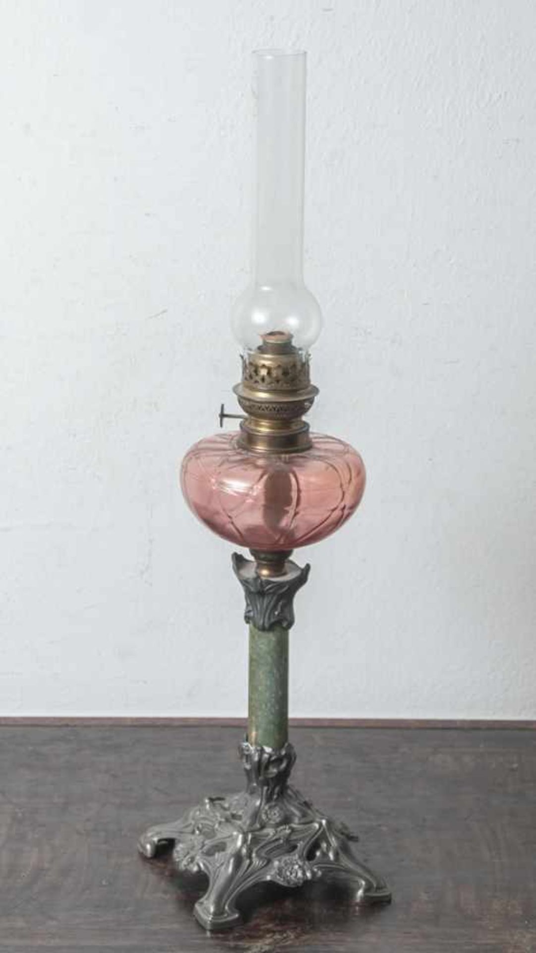 Petroleumlampe, um 1900, Jugendstil, Glasbehälter in der Art von Lötz gearbeitet. H. ca.70 cm.