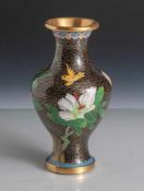 Cloisonnévase, China, in Balusterform, auf dunklem Fond farbenprächtigeBlumendarstellungen. H. ca.