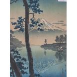 Japanischer Holzschnitt mit der Ansicht des Fuji, an den Rändern bez. Ca. 27 x 20 cm,hinter Glas