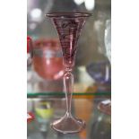 Pokal, Entwurf Heinz Kalb (geb. 1943), violettes Glas mit polychromer Montage, Schaft mitfarblosem