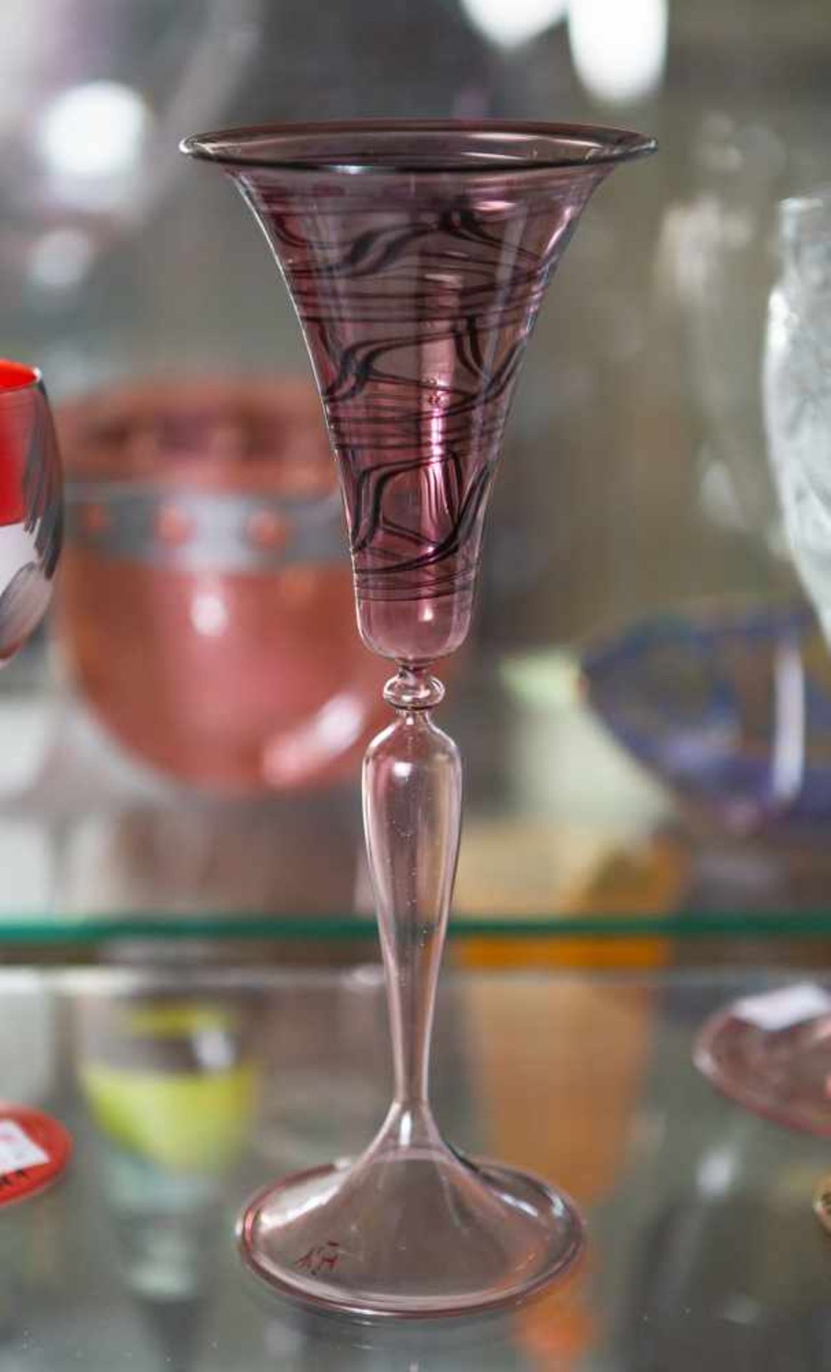 Pokal, Entwurf Heinz Kalb (geb. 1943), violettes Glas mit polychromer Montage, Schaft mitfarblosem