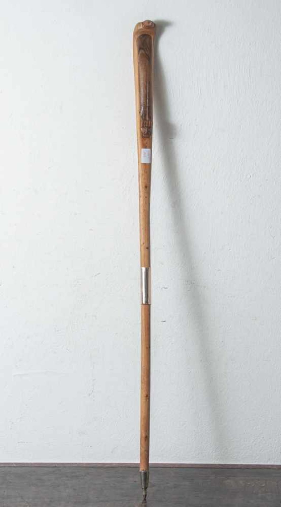 Gehstock aus Holz, Griff in Form einer Kobra, darunter Geheimfach. L. ca. 94 cm.