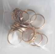 Posten Ringe, Gelbgold 333, 10 Stück, z. T. m. facettiertem Edelsteinbesatz, 1 x m.Zuchtperle, 1 x