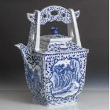 Teekanne, China, 20. Jahrhundert, Porzellan, blau-weiß Malerei, Dekor von Ranken sowieKartuschen mit