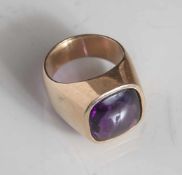 Massiver Herrenring, Gelbgold 585, quadratischer Ringkopf, ausgefasst mit 1 gr.Amethyst-Cabochon,