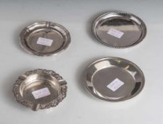 Konvolut 835 Silber, 4-teilig, bestehend aus: 1 Aschenbecher u. 3 runden Untersetzern. Ca.200 gr.