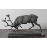 Bronzeplastik, Hirsch in Angriffsposition, auf naturalistisch gestaltetem Grassockel,dunkel