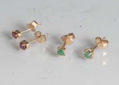 2 Paar Ohrstecker, Gelbgold 750, ausgefasst mit 2 rund-facettierten Smaragden, DM. ca. 3mm bzw. 2