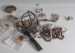 Posten Modeschmuck, 5 Ketten, 4 Ringe, 1 Damenarmbanduhr, 1 Taschenuhr, 2 PaarManschettenknöpfe, 3