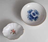 2 Schalen, Meissen und Höchst, a) runde, vertiefte Form, im Spiegel mit Blumenmalerei inBlau.