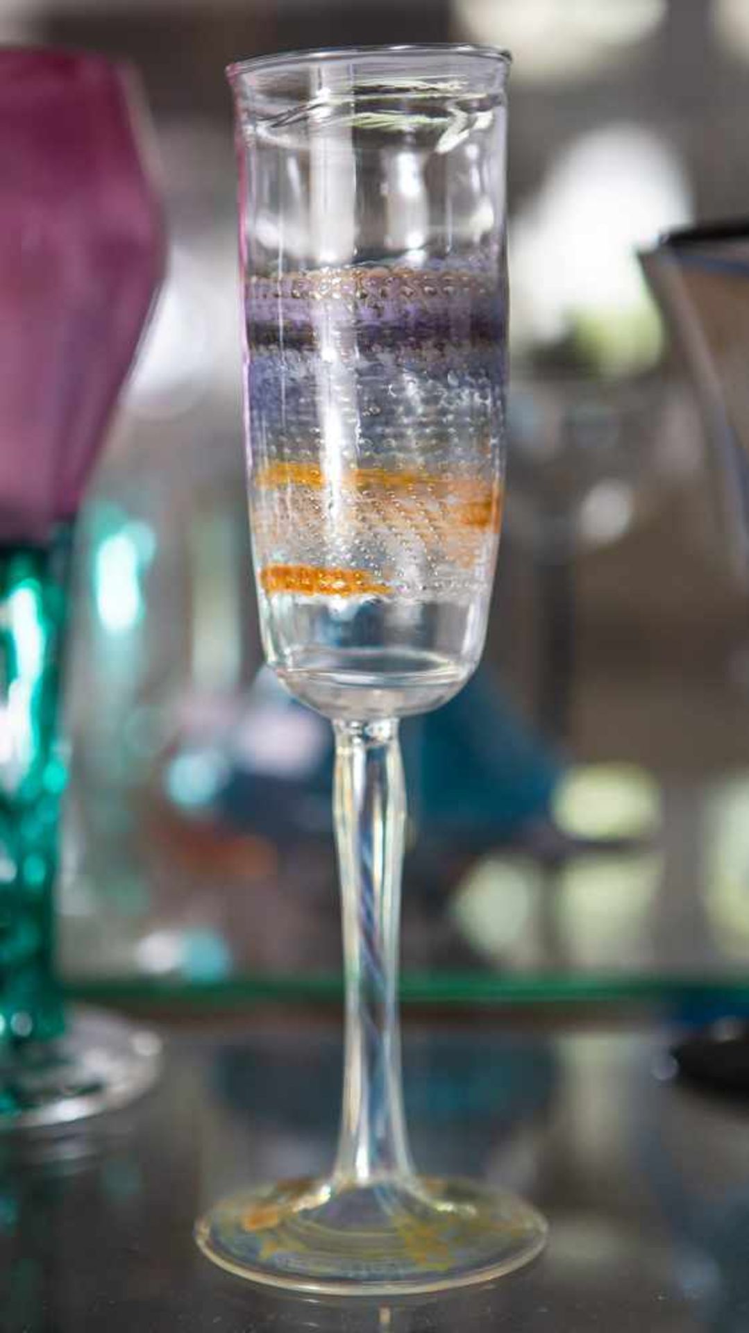 Stengelglas, Entwurf Uta Majmudar, farbloses Glas, Fuß gefärbt, Schaft gefärbt miteingeschmolzenen