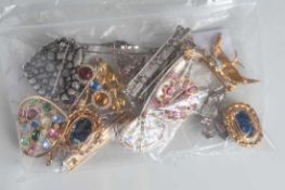 Posten Modeschmuck, 19 Broschen, unterschiedl. Ausführungen und Materialien, z. T. Silberund mit