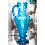 Schenkkanne, blaues Glas, hochgezogener Tellerfuß, nach oben gebauchter Korpus miteingezogener