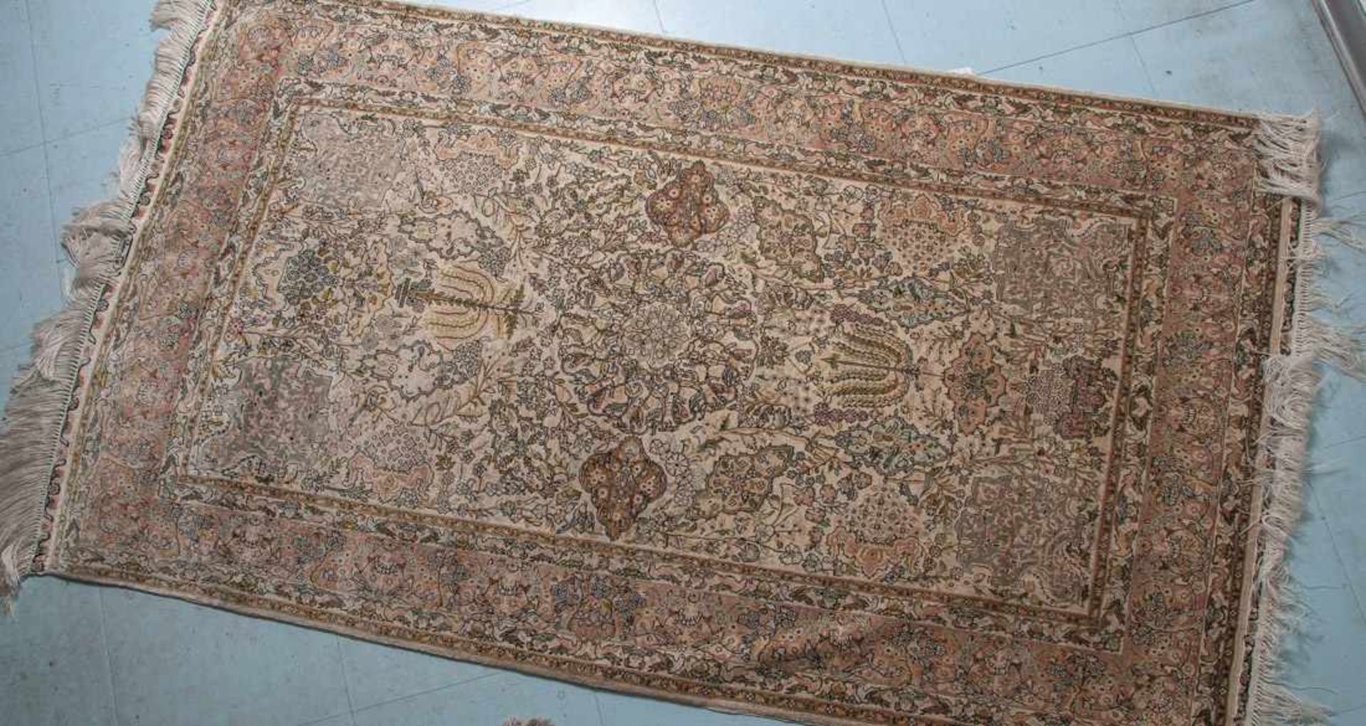 Seidenteppich, wohl Persien, feine Knüpfarbeit. Ca. 120 x 77 cm.