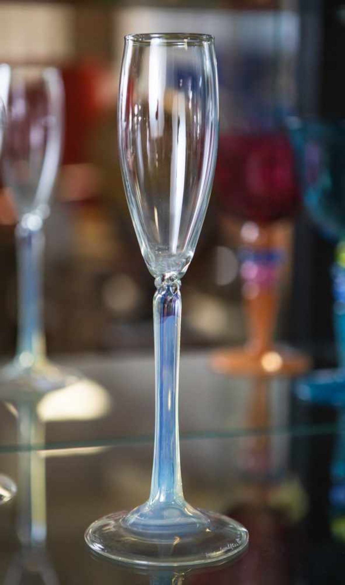 Sektglas, Entwurf Vera Walther, farbloses Glas, Schaft leicht blau eingefärbt u. am oberenEnde