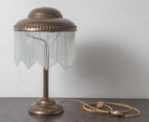 Tischlampe, Art-Déco, Messing, Hammerschlagdekor mit Perlstab-Zierleisten. Derhalbkugelige Schirm
