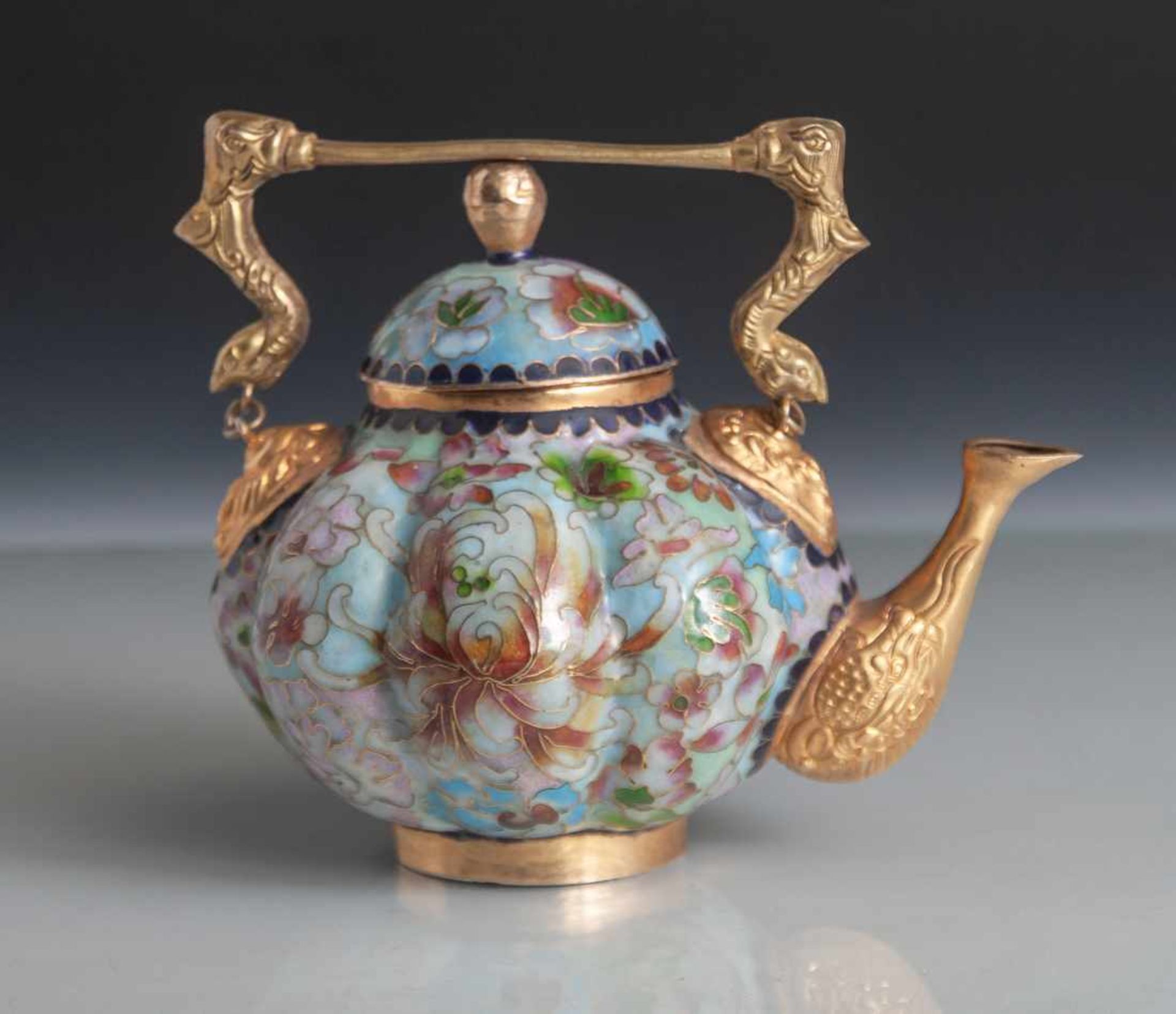 Teekännchen, China, wohl um 1900, aufwendig gearbeitet, in farb. Email u. vergoldetemAusguss u.