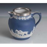 Kleine Schenkkanne, England 19./20. Jahrh. Wedgwood-Steinzeug, blauer Fond mit weissenreliefartig