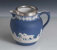 Kleine Schenkkanne, England 19./20. Jahrh. Wedgwood-Steinzeug, blauer Fond mit weissenreliefartig