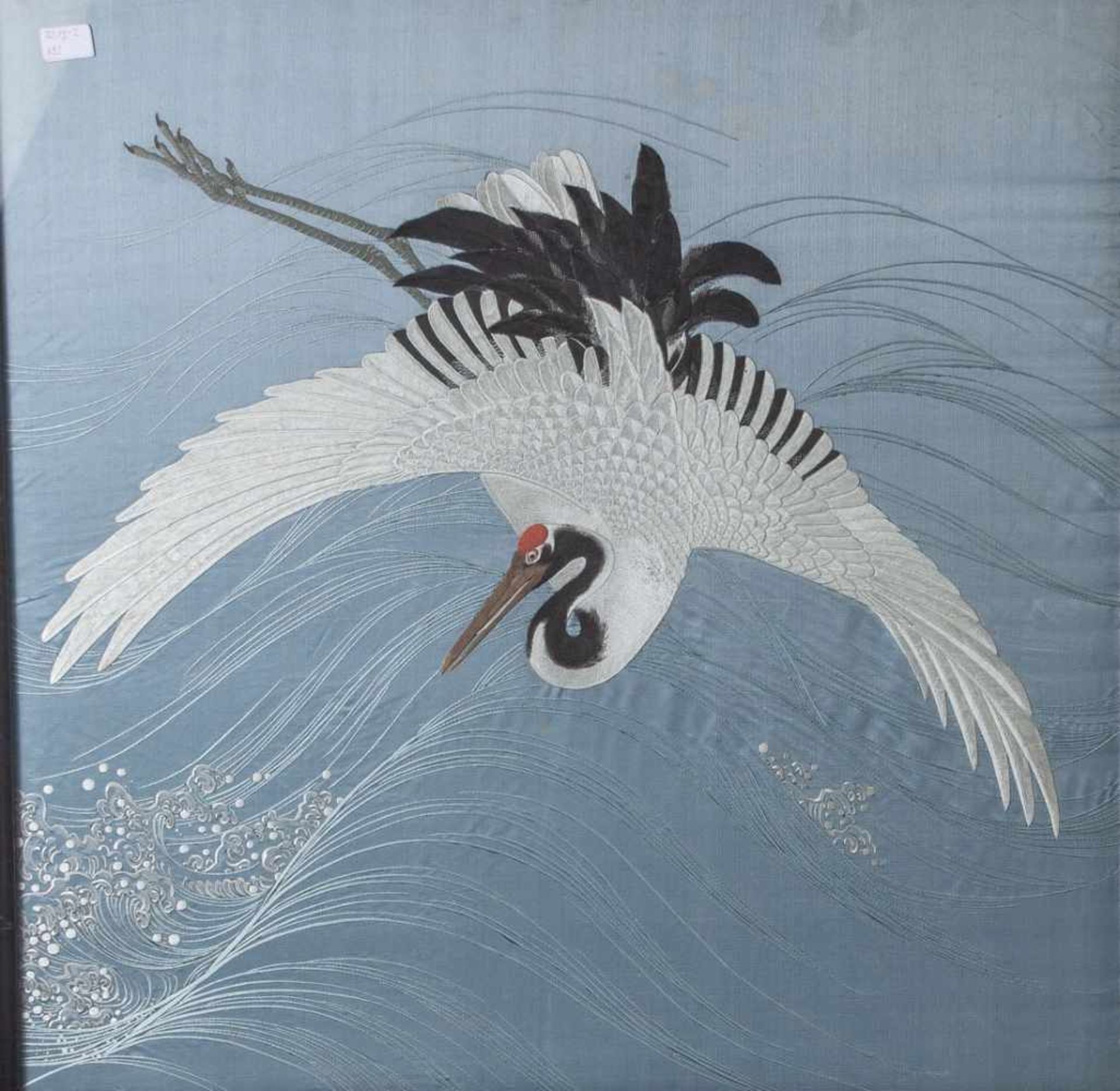 Seidenstickarbeit (fein) Japan, Darstellung eines fliegenden Kranich unter sich die Wogendes